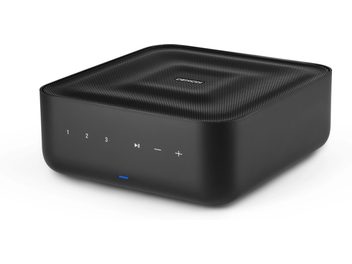 Denon Home Amp -stereovahvistin, kolmen neljänneksen näkymä, musta kotelo, kosketuspainikkeet numeroitu 1-3, toisto/tauko, äänenvoimakkuuden vähennys ja lisäys, sininen merkkivalo