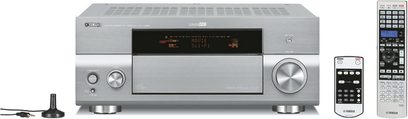 Yamaha RX-V3900 sølvfarvet hjemmebiograf-forstærker, set forfra, central skærm, kontrolknapper og -hjul, frontpanelstik