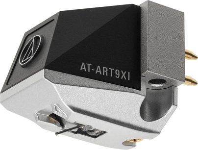 Pickup til hi-fi pladespiller Audio Technica AT-ART9XI set fra vinkel, sølv- og sortfarvet krop med guldbelagte stik