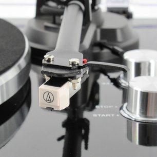 Nærbillede af celleenhed og tonarm på Audio-Technica AT-LP5 eller lignende sort og sølvfarvet pladespiller