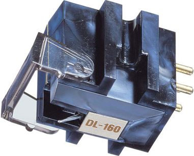 Denon DL-160 sort blank MC-pickup, 3/4 forfra, med arm og nål, på hvid baggrund