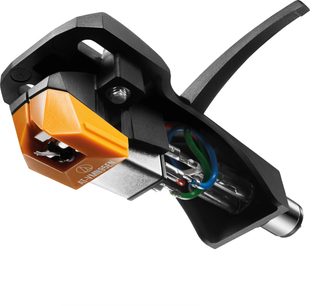 Audio Technica AT-VM95EN/H pickup på sort headshell, orange nål i close-up visning