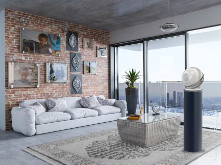 Modern salon, beyaz kanepe, tuğla duvarda çerçeveli fotoğraflar, büyük cam pencereler, gri halı, yeşil bitki