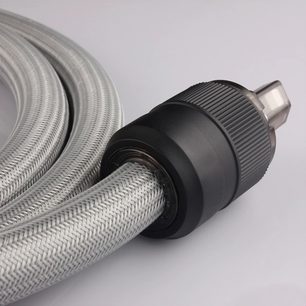 Síťový napájecí kabel STPC-TS 1,5 m, stříbrný opletený plášť, černý konektor, detailní pohled