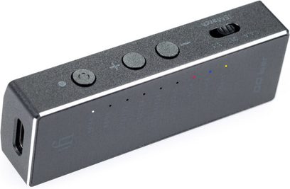 Bærbar iFi Audio Go bar audio-konverter i mørkegrå, set oppefra, med knapper og porte på toppen og siden