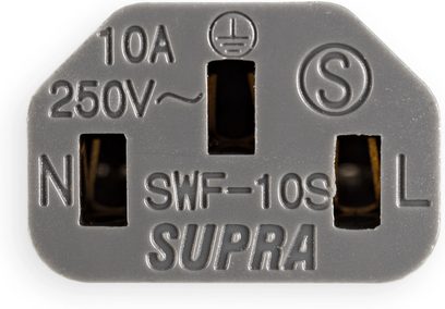 Forside i tæt opstilling af en hun-stik fra Supra Lorad 2,5 IEC Fr 2m strømkabel, grå mat plastikhus med mærkninger 10A 250V, jordingsymbol og tre rektangulære åbninger mærket N og L