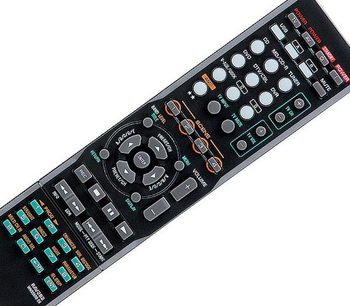 Sort Yamaha RAV315 fjernbetjening med flerfarvet røde, blå, grønne og gule knapper, set forfra