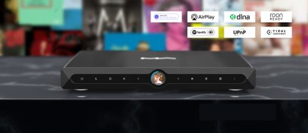 Černá matná audio skříňka s kovovým kartáčovaným vzhledem, pohled zepředu, tenký panel se zkosenými hranami, centrální barevný kruhový displej a osm retro podsvícených dotykových ikon