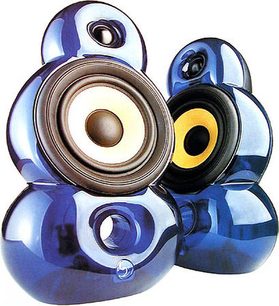Metallisch blaue Scandyna Minipod-Lautsprecher, Nahaufnahme von vorne, sichtbare goldene und schwarze Lautsprecherchassis