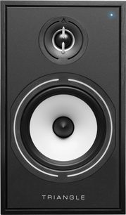 Önden görünüşte siyah Triangle hoparlör, tweeter ortada, woofer alttaki, bass-reflex portu, üstte Triangle logosu
