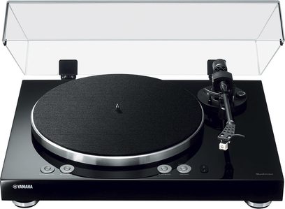 Hi-fi pladespiller Yamaha VINYL 500 i sort, set forfra i et skråt perspektiv, med transparent låg åben, tonarm og sort pladespindel