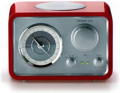 Rød og grå bærbar Tangent Uno-radio med cirkulær højttaler, rundt skalahjul, knapper og udtrækkelig antenne