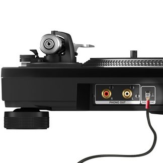 Černý vinylový gramofon z kovu a plastu, zadní pohled, pozlacené RCA výstupy R/L, zemnicí svorka, raménko/závaží