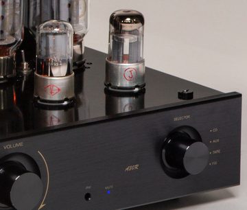 Amplificator hi-fi cu tuburi Puresound A30-R negru, vedere frontală, 2 tuburi de sticlă, selector cu 5 poziții, butoane pentru volum și pornire/oprire