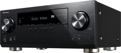 Pioneer VSX-933 sort hjemmebiografsforstærker, set forfra, "Dolby Atmos" vist på skærmen, kontrolknapper og -hjul