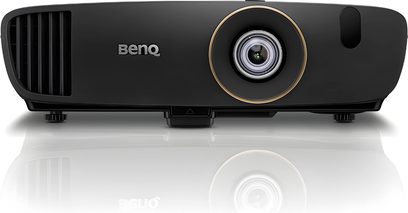 Benq W2000+ sort videoprojektor, rektangulær, centralt guldfarvet objektiv, ventilationsriste, stik på bagsiden