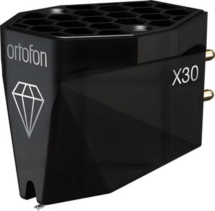 Fényes fekete műgyantából készült Ortofon MC X30 hangszedőcellát háromnegyedes előlátásban, facettázott testtel, mélyedésekkel ellátott felső résszel, ezüst gyémánt logóval és két aranyozott csatlakozótűvel