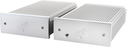 Preamplificatore phono Transrotor Phono 8.2 MC sym in alluminio argentato, doppio chassis rettangolare con frontale liscio e ampie alette di raffreddamento sulla parte superiore e sui lati, vista tre quarti anteriore