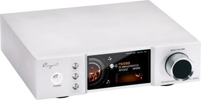 Cayin iDAC-6 MK2 Audio-Konverter in silbernem, gebürstetem Aluminium, Dreiviertelansicht von vorne rechts, rechteckiges Gehäuse mit zentralem Farbdisplay, beleuchteter Power-Knopf, drei kleine vertikal angeordnete Tasten und großer Lautstärkeregler rechts