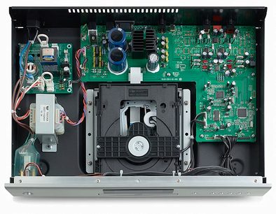 Rotel CD14 sølvfarvet CD-afspiller, indvendigt billede der viser de elektroniske kredsløb og diskafspillingsmekanismen