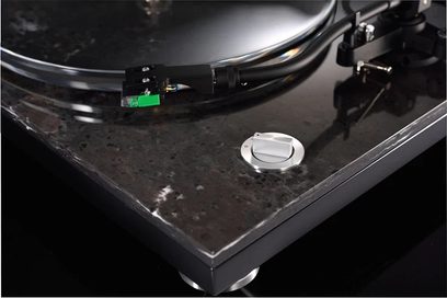 Gramofon TEAC TN-550, zbliżenie na ramię tonowe z wkładką i przeciwwagą, na szczotkowanej metalowej podstawce