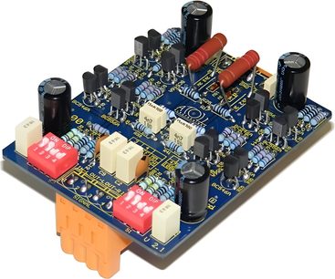 Niebieski obwód drukowany z elektronicznymi komponentami, czerwonymi i czarnymi kondensatorami, widok z góry z bliska