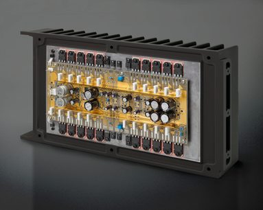 Integreret stereo hi-fi forstærker Accuphase P-7500, sidevisning, elektroniske komponenter, kondensatorer, sort køleplade