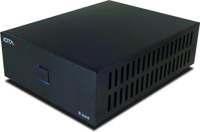 Amplificador de potência IOTAVX B:ound preto, visto de três quartos, com botão contornado a azul e aberturas de ventilação laterais
