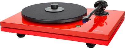 Music Hall MMF 5.3 LE hi-fi pladespiller i rød, sort pladetallerken, tonearm med pickup, på rektangulær blank rød base
