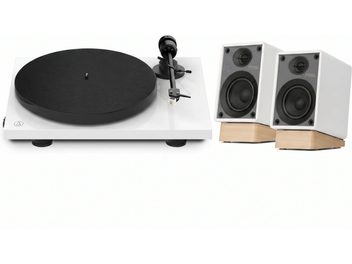 Giradischi Audio-Technica bianco con piatto nero e coppia di diffusori da scaffale Wharfedale bianchi su supporti in legno