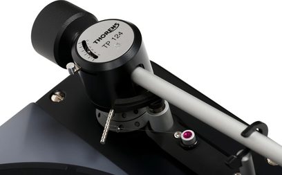 Thorens TD 124 DD siyah plak çalar, hafif yan üst görünüm, okuma kolu ve kırmızı kapsül