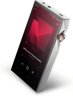 Astell&Kern SP4000 sølv audiophile-afspiller, kabinet i sølvaluminium med skarpe kanter, set i trekvart vinkel forfra med sort tændt touchskærm, to forgyldte hovedtelefonudgange på øverste kant og stor rillet volumenkontrol med rød ring på højre side