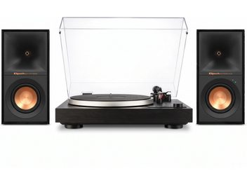Sort vinylpladespiller med transparent støvlåg og et par sorte Klipsch Reference-højttalere med kobberfarvede enheder