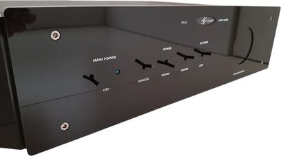 Samostatný napájecí zdroj pro HI-FI elektroniku Lector audio PSU-D 192, černý lesklý přední panel, 4 vypínače, 1 kontrolka, 4 stříbrné šrouby