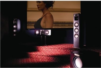 Klipsch P37F espresso gulvhøjttaler, set forfra og fra siden, med synlige højttalere og kvinde i baggrunden