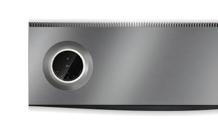 Vista frontale di un dispositivo in metallo spazzolato con uno schermo circolare nero e comandi touch, bordo superiore dentellato.