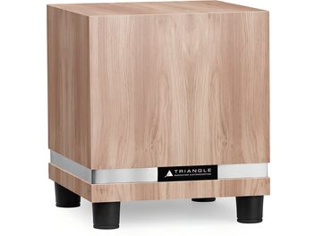 Triangle Thetis 300 subwoofer i ljus ek, tredjedels vy framifrån, kubformad låda med naturligt ådrad faner, matt aluminiumlist med svart frontplatta och svarta cylindriska fötter