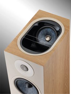 Focal Chora 826-D gulvhøjttaler i lyst træ, set forfra og ovenfra, lys træfinér kabinet, sorte og beige højttalerenheder