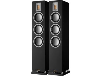 Coppia di diffusori da pavimento AudioVector QR5 SE neri in MDF laccato, vista di tre quarti anteriore, ciascuno dotato di tweeter a nastro rettangolare dorato e tre altoparlanti circolari con bordo metallico, posizionati su base nera lucida