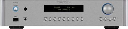 Rotel RC-1572 sidabrinės spalvos stereo priešstiprintuvas, priekinis vaizdas su ekranu, mygtukais ir priekinėmis jungtimis