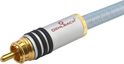 Nærbilde i skrå vinkel av Oehlbach Series 2 RCA 1,5 m analog lydkabel, hannkontakt i gullbelagt metall med svarte ringer, sylinderformet hvit kropp med rødt logo, lyseblå flettet kappe