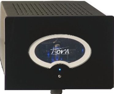 Hybridní zesilovač Kora Aries 160W, pohled shora, matně černý perforovaný kryt, stříbrné logo uprostřed, modrá LED dioda svítí