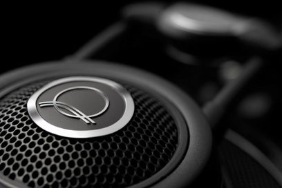 AKG Q 701 sort hovedtelefoner, tæt centreret billede af højre højttaler, sekskantet metalrist, sølvfarvet logo