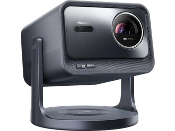 Hisense C2 Pro videoprojector, driekwart zicht, rechthoekige grijze behuizing, ronde lens, gebogen steun