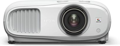 Epson EH-TW7100 -videoprojektori, valkoinen, suorakulmainen, siirretty linssi, tuuletusritilät, painikkeet, etunäkymä