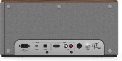 Boxa wireless conectată Klipsch The Three Plus în culoarea nuc, vedere frontală, cu butoane de control și porturi de conectare în partea de sus