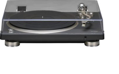 Черен грамофон Denon DP-500BT, затворен прозрачен капак, черен диск и сребристо рамо вдясно