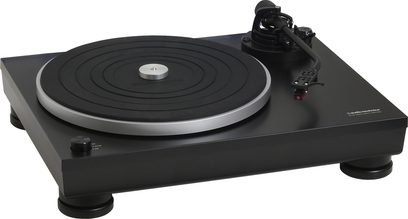 Audio Technica AT-LP5 sort pladespiller, set ovenfra i 45° vinkel, sølvfarvet rund pladespiller, sort tonarm med pickup