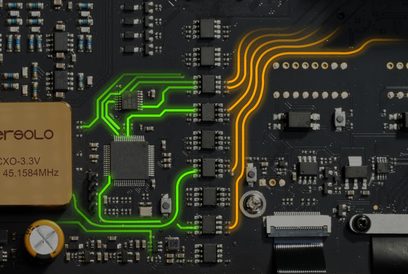 Netzwerk-Audio-Player EverSolo DMP-A10, Draufsicht, schwarze Leiterplatten, grüne und orangefarbene Linien, elektronische Bauteile