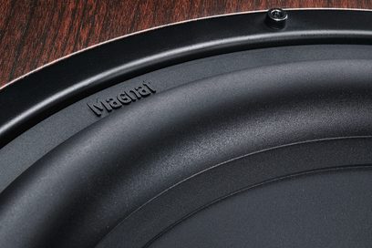 Subwoofer Alpha RS 8 mocca, vedere de aproape a unei margini circulare negre texturate cu logo gravat și suprafață din lemn